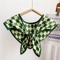 Scialle triangolare a rombi verdi e bianchi con fiocco su gruccia in legno naturale - Verde a Puntini Argyle