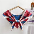 Piccolo foulard a triangolo in seta con motivi geometrici rosa e blu annodato a fiocco - Motivo Pesce Rosso