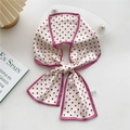Sciarpa sottile in seta a pois rossi con bordi magenta annodata a fiocco - 3X Piccoli Pois Bordo Magenta
