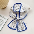 Lungo foulard di seta a pois blu con bordo blu scuro annodato a forma di fiocco - 5X Piccoli Pois Bordo Blu
