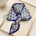 Foulard in seta blu e crema con stampa a catena geometrica e stile annodato - Fibbia in Metallo Blu (8F)