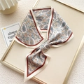 Piccolo foulard in raso bianco avorio con motivo paisley e bordi rossi retrò - Seme Fiore Rosa (7F)