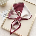 Foulard in seta con stampa carrossa vintage bianca e rossa e dettaglio lettera D - Carrozza Lettera D (13F)