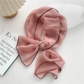 Elegante bufanda larga de seda rosa claro con bordes festoneados negros en fondo blanco - Rosa Claro