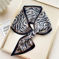 Elegante foulard in seta con motivo zebrato nero e beige dalla trama morbida e liscia - Zebra Stream Bordo Nero (9F)