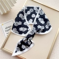 Elegante foulard twilly in seta bianco e nero con stampa camelia annodato su cornice - Cuore Rosa Griglia Bianco e Nero (14F)