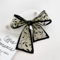 Fiocco per capelli in organza verde oliva con stampa di foglie nere e nastro - Foglie Verdi