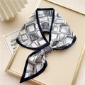 Elegante foulard Twilly bianco con linee geometriche nere annodato per la borsa - Griglia a Linee Sottili (5F)
