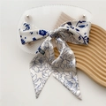 Elegante sciarpa in seta con motivi floreali blu e nastro fluente per le donne - Fiore Dipinto Blu (3X)