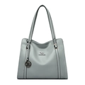 Borsa tote celeste in ecopelle con logo metallico a canguro e ciondolo rotondo alla moda - Grigio