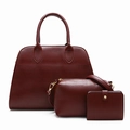 Conjunto de tres piezas de bolsos de cuero burdeos con elegantes herrajes de metal dorado - Burdeos