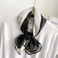 Eleganter schwarz-weißer gespleißter Seidenschal, als Krawatte an T-Shirt gebunden - 70*90cm / Schwarz und Weiß