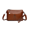 Sac bandoulière marron chic motif litchi avec poches zippées sur fond blanc pur - Marron