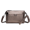 Bronzefarbene Handtasche aus Kunstleder mit Metallscheife und doppelten Schulterriemen - Bronze