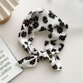 Foulard in seta bianca con stampa a piccole margherite nere e stile a nodo - Piccola Margherita Bianca