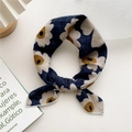 Foulard en coton lin bleu marine à imprimé floral blanc noué avec élégance - Fleur à Oeil Noir Bleu Marine