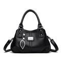 Bolso de mano en cuero granulado negro con placa de canguro y colgante de perla - Negro