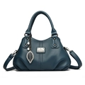 Bolso de cuero granulado azul oscuro con placa plateada y colgante de hoja con perla - Azul
