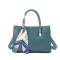 Set di borse in pelle verde scuro con foulard in seta nautica e hardware dorato - Blu