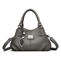 Bolso de mano gris oscuro en cuero granulado con colgante de hoja y detalles metálicos - Gris