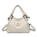 Dettaglio borsa in pelle color crema con trama a litchi e tracolla regolabile - Bianco Sporco