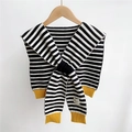 Dettaglio dello scialle a maglia a righe bianche e nere con polsini a costine gialli - 37*88cm / Stile a Righe Gialle (4 Slot)