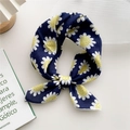 Foulard en coton et lin bleu marine à imprimé marguerites pour un style polyvalent - Cœur Jaune Orange