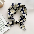 Bandeau en coton bleu marine à imprimé marguerites blanches avec nœud papillon stylé - Zéphiranthe Blanc Cassé