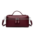 Bolso caja minimalista en cuero color burdeos con grano lichi y cremalleras plateadas - Rojo