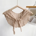 Dettaglio della maglia dello scialle all'uncinetto beige con elegante fiocco - Cammello