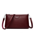 Borsa a busta alla moda in pelle rossa scura con trama litchi e dettagli in metallo - Rosso