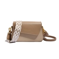 Sac bandoulière en cuir marron avec texture tissée, sangle géométrique et détails dorés - Kaki