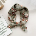 Foulard vintage en soie vert sauge avec de délicats motifs de fleurs rouges - Fleur de Lampe Solaire Vert Clair