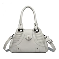 Bolso de mano de cuero gris claro con remaches plateados y correa ajustable fina - Gris claro