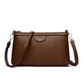 Borsa a tracolla in pelle martellata marrone scuro con zip e logo argentato - Marrone