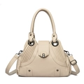 Elegante bolso de hombro beige en cuero plisado con herrajes metálicos y remaches - Blanco Roto
