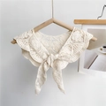 Détail de la dentelle feuille sur châle en crochet beige avec nœud papillon avant - crème