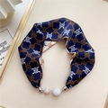 Nahaufnahme von Retro-Seidenschal mit Magnetverschluss und Anhänger mit Strasskugel - Marineblaue Schnallenblume (8M)