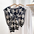 Chal de punto con rombos en blanco y negro con bordes a rayas sobre camisa blanca - Argyle con Puntos en Blanco y Negro