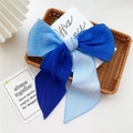 Accessorio per capelli con fiocco blu plissettato e nastri lunghi su cesto - Blu Sfumato