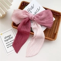 Fiocco per capelli plissettato sfumato rosa in un vassoio di legno con decoro elegante - Sfumatura Magenta