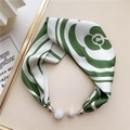 Detailansicht der grün-weißen Seidenschal-Halskette mit Kamelienprint und Strasssteinen - Grüne Kamelie Rose
