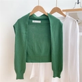 Grasgroene gebreide sjaal over wit T-shirt met lange mouwen op een houten hanger - Groen