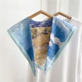 Sciarpa triangolare artistica in seta con stampa a olio blu su gruccia in legno - Risaia