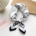 Foulard quadrato 70x70 in seta bianca con stampe floreali nere e scritte decorative - Fiore a Farfalla Nero con Doppia Cornice