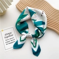 Foulard di seta floreale verde 70x70 con motivi geometrici e finitura satinata - Verde Giglio