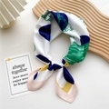 Sciarpa twilly in seta con fiori blu navy e gialli e motivi geometrici a contrasto - Pois Mughetto