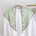 Pañuelo de seda triangular verde claro con flores y elegante borde marrón - Verde Floral