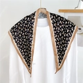 Pañuelo cuadrado de seda con estampado floral vintage y borde marrón sobre camisa blanca - Negro Floral