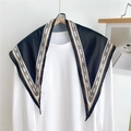 Pañuelo de seda retro negro con estampado de cadenas sobre una camisa blanca de mujer - Marco de Cadena Negro